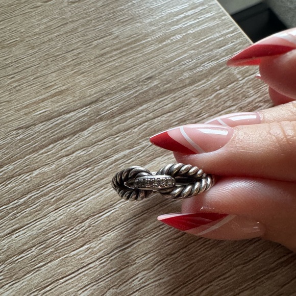 David Yurman Infinity-style cable ring in sterling silver with pavé diamonds. - Picture 4 of 5